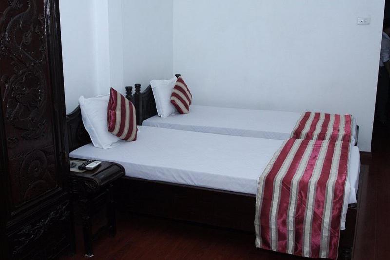 Hoang Cuong Hotel 15 Nguyen Thai Hoc Hanoi Esterno foto