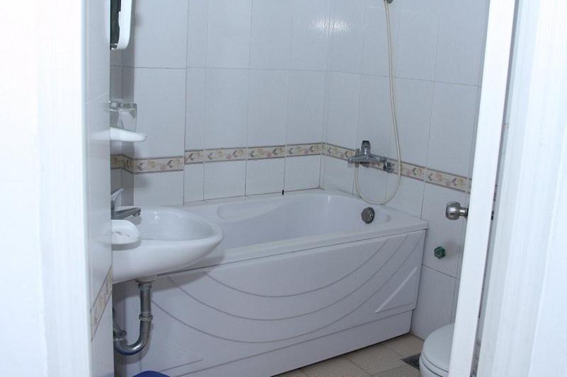 Hoang Cuong Hotel 15 Nguyen Thai Hoc Hanoi Esterno foto